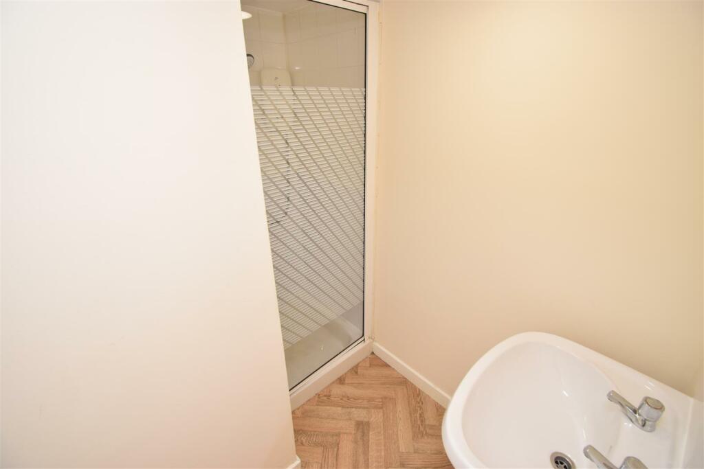 SHOWER ROOM.JPG