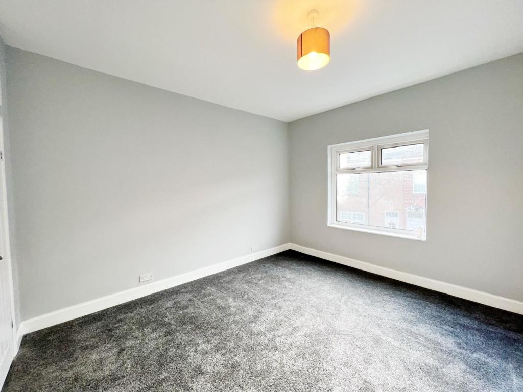Bedroom 1 pic 1.jpg