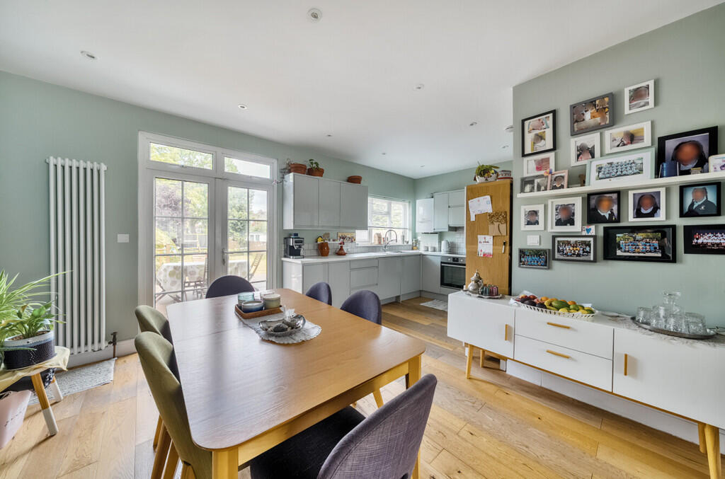 1314703-6-685a592...