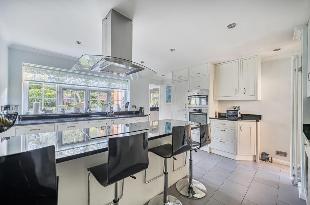 1360121-7-68dbffa...