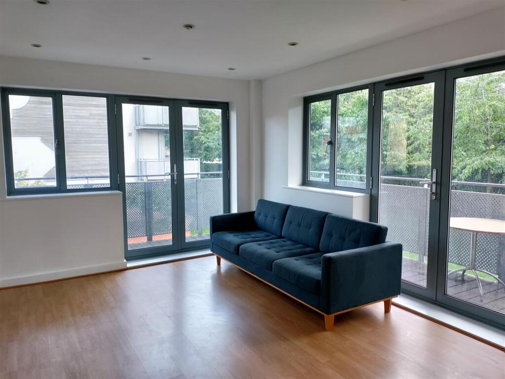 Lounge 1.jpg