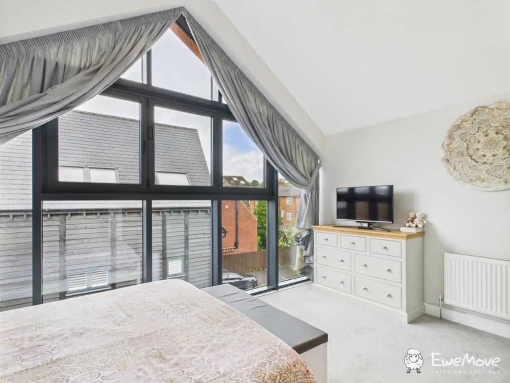 CAM02899G0-PR0059-STILL010