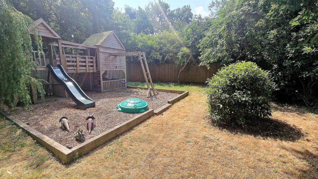 REAR OF GARDEN 2.jpg