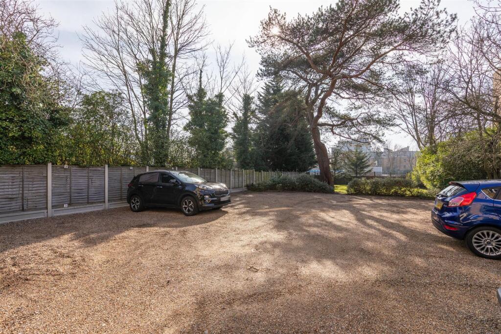 Churchfields, E18