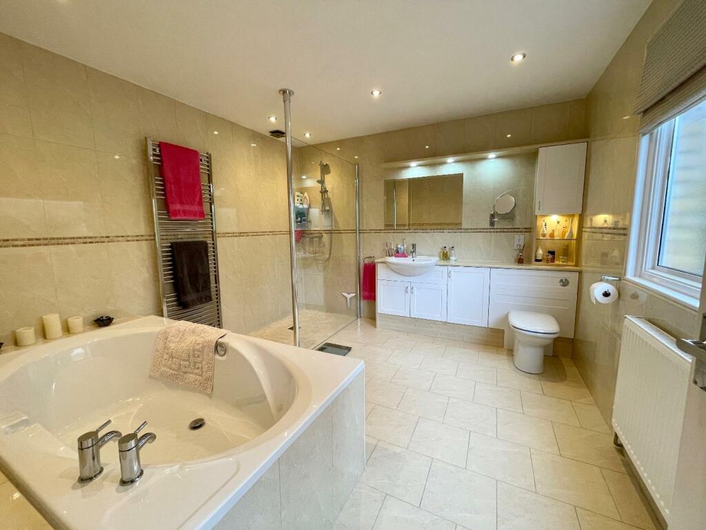 EN-SUITE BATHROOM/W.C.