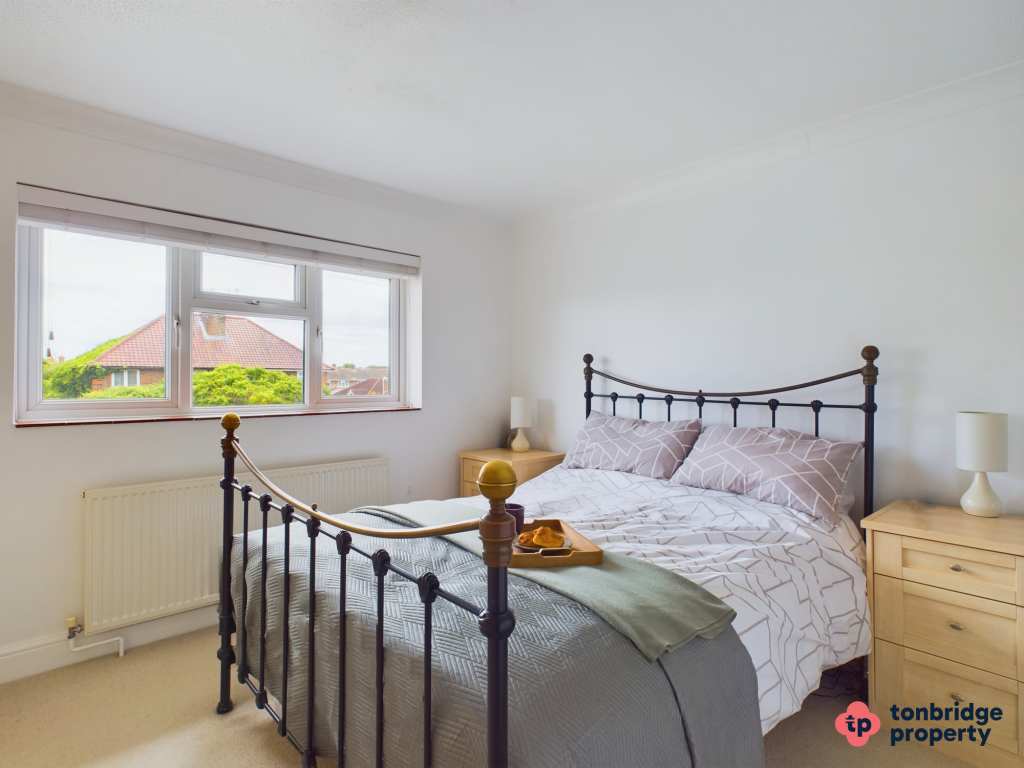 EW Giraffe Main Bedroom Branded Bed Edited 035