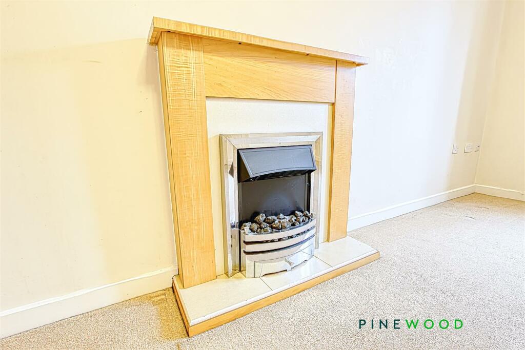 LOUNGE DINER - FIREPLACE