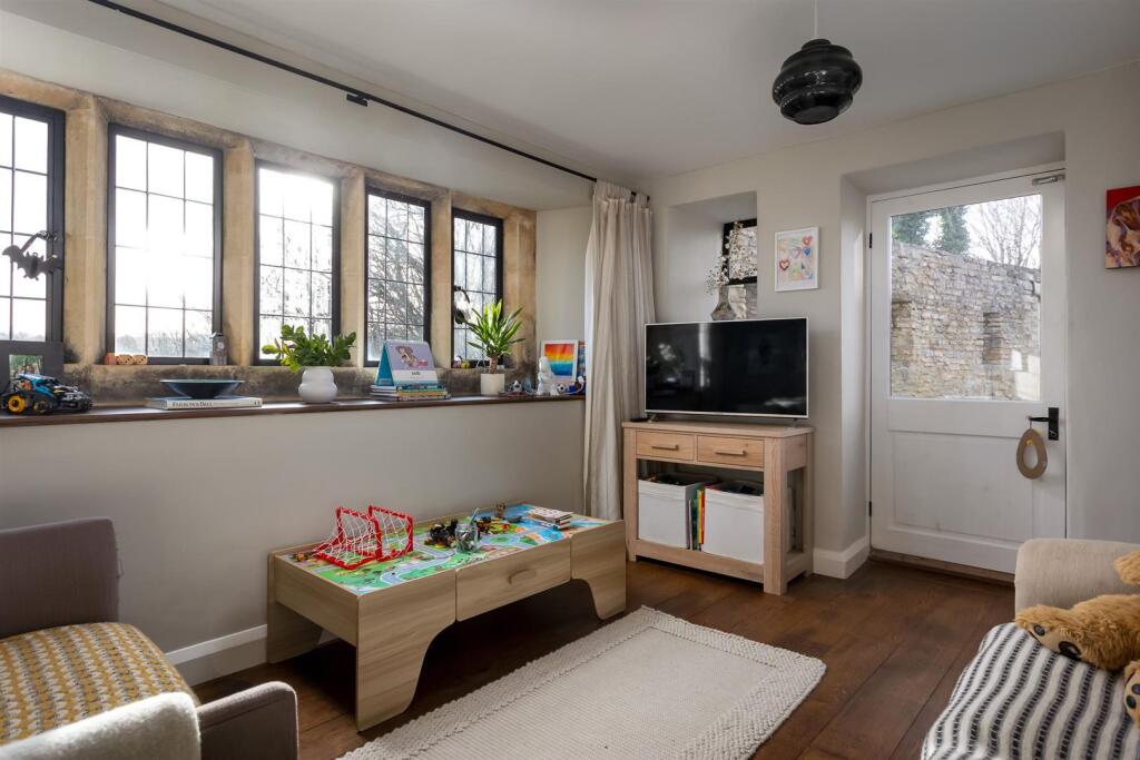 39 - Dowmans Farmhouse - GL53 9QY - Web.jpg