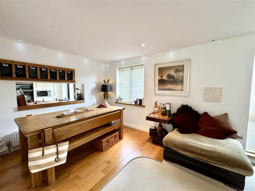 OPEN PLAN LIVING/DINING AREA