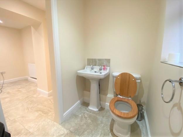 Cloakroom/wc