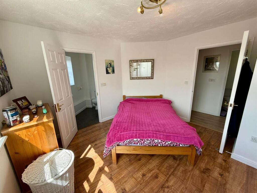 Bedroom 1.jpg