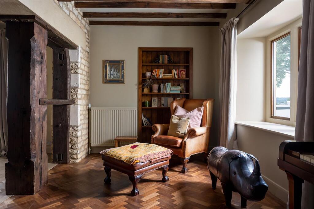 41 - High Barn - GL6 0QA - Web.jpg