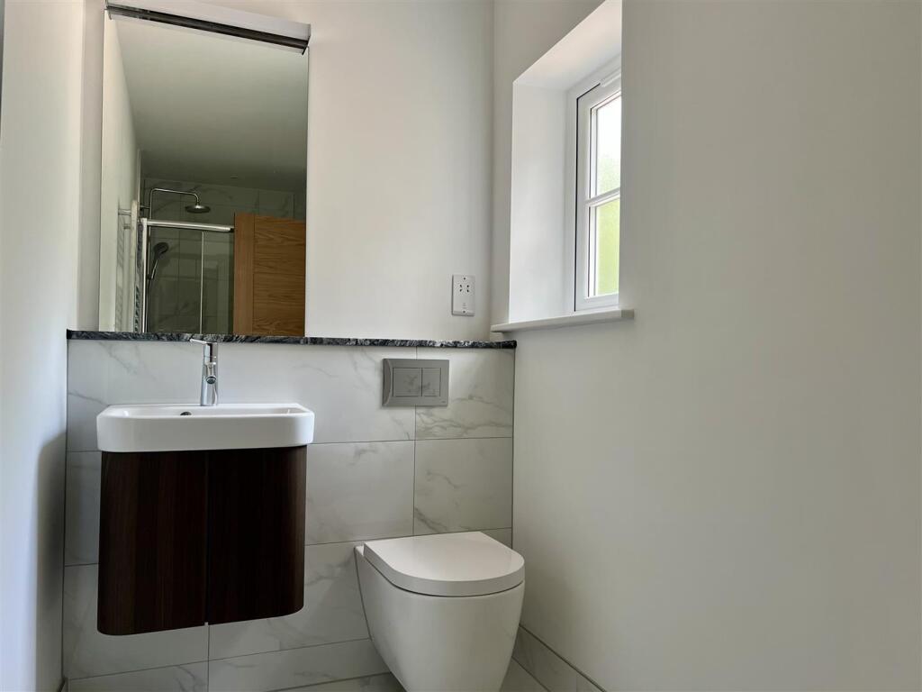 Ensuite 2.jpg