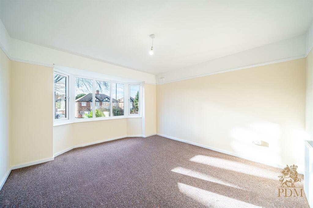 40 Russell Drive Wollaton Nottingham NG8 2BH