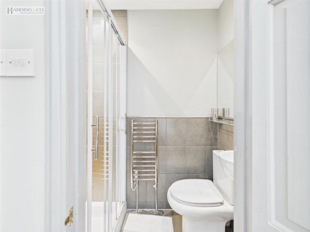 Bedroom 1 en suite.jpg