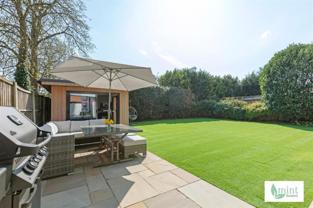 437__Woodham_Lane__Addlestone__Surrey__KT15_3QG35.