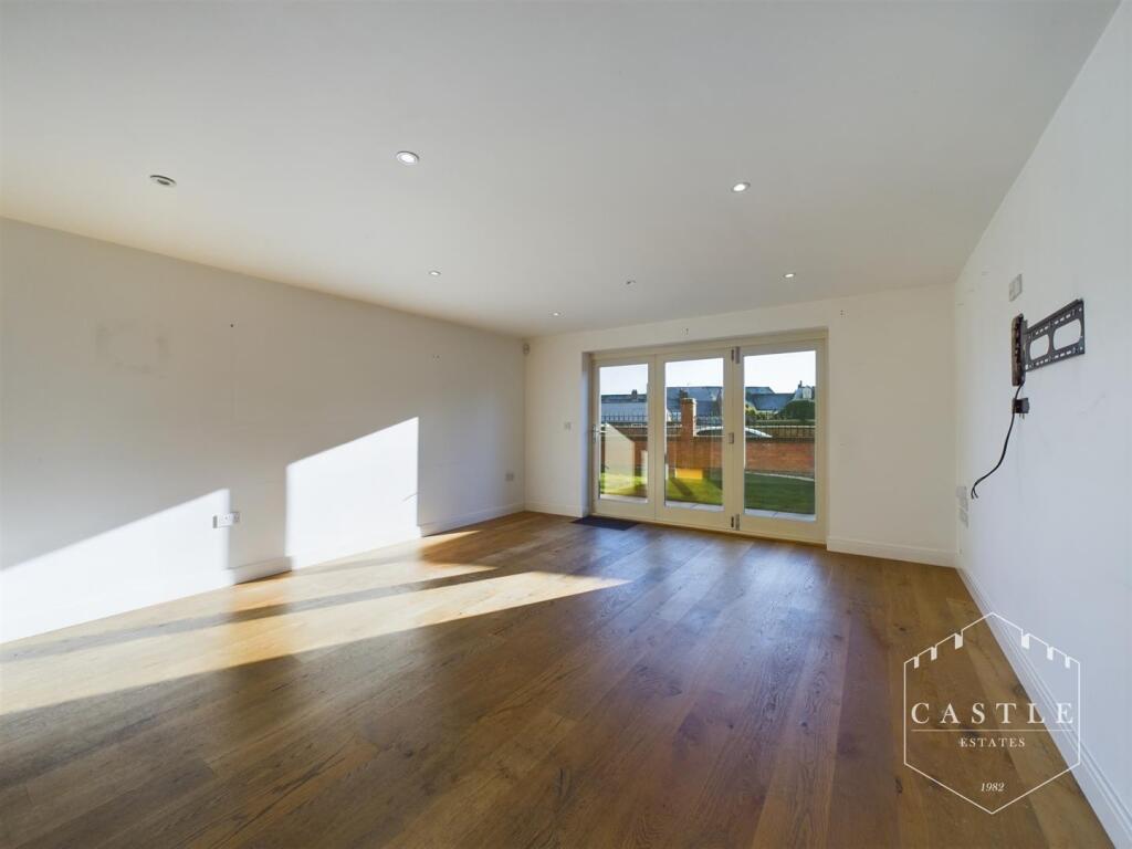 OPEN PLAN KITCHEN/DINER/LOUNGE