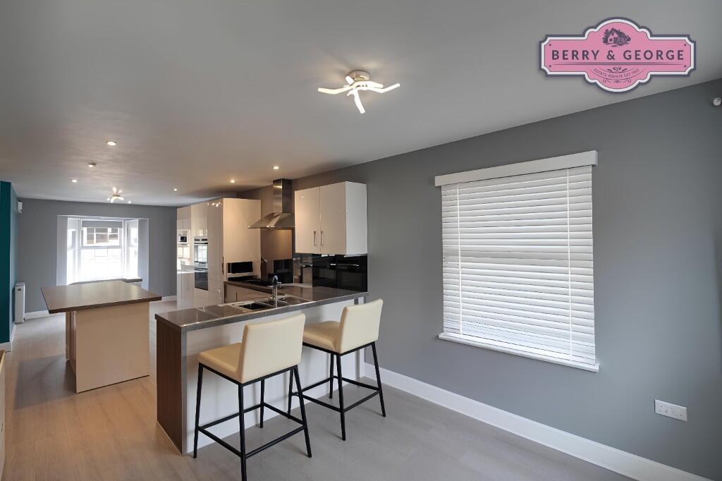 KITCHEN /fAMILY ROOM