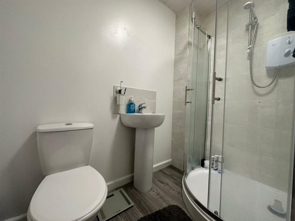 62B bathroom (3).jpg