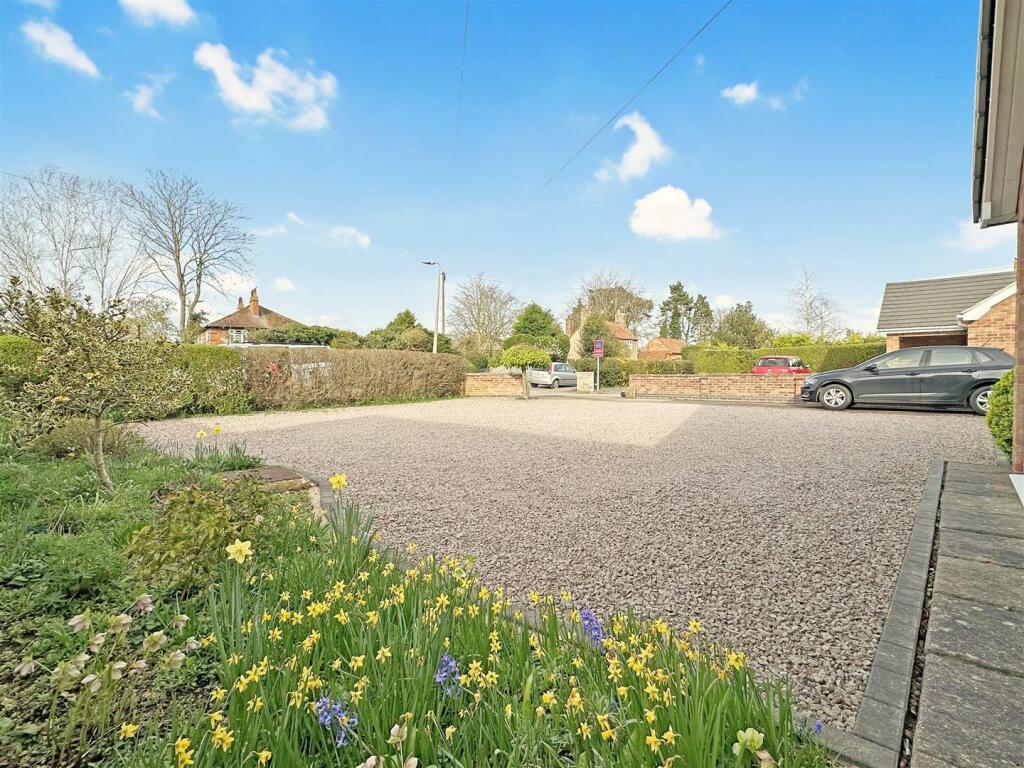 Extensive Gravelled Driveway 054