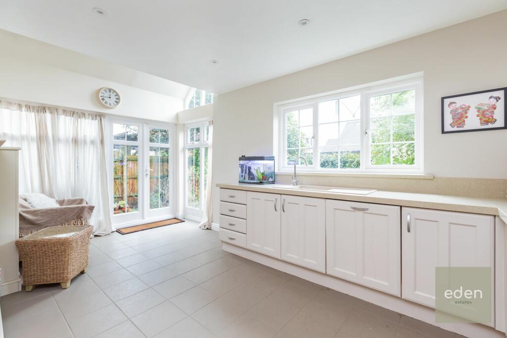 KITCHEN/BREAKFAST AREA