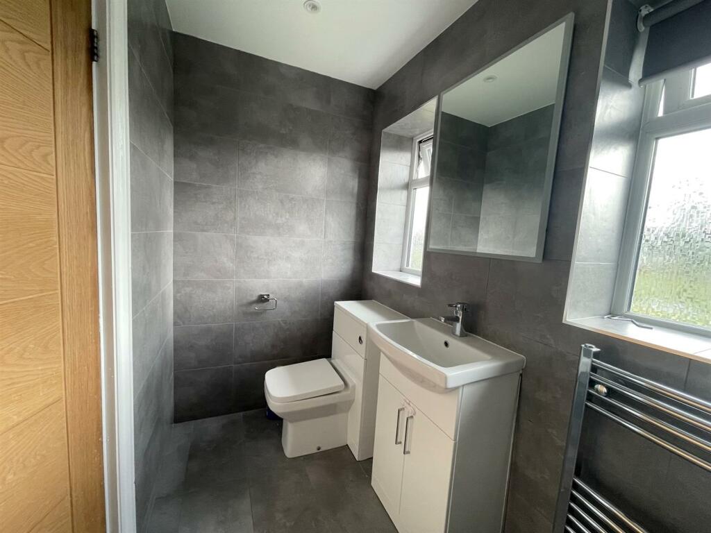 bathroom 2.jpg