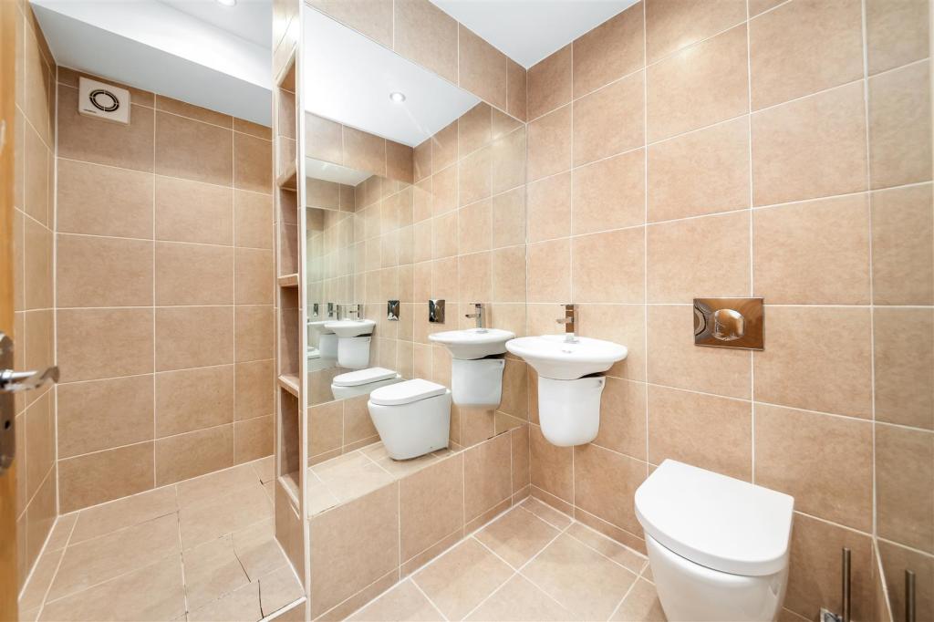 EN-SUITE SHOWER ROOM