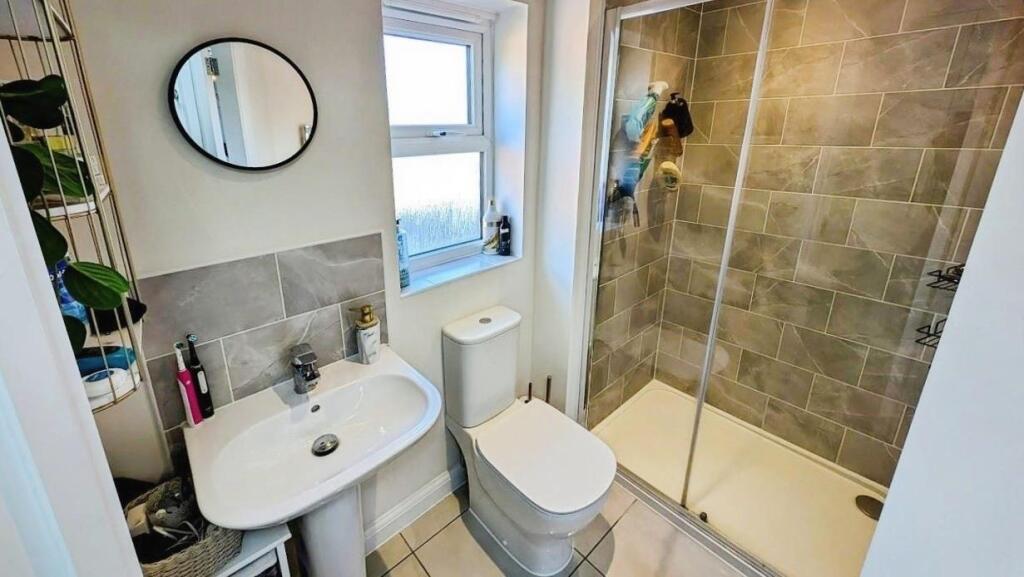 4 Derham Crescent bathroom b.jpg