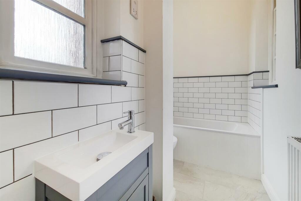 3_Main Ensuite-0.jpg