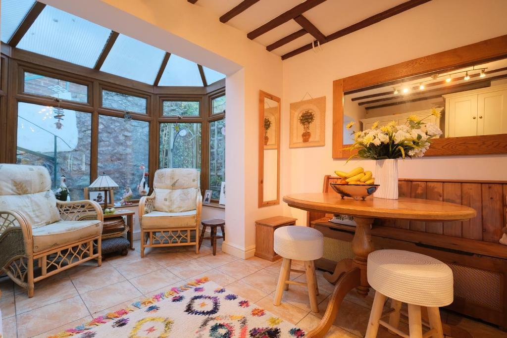 Conservatory to rear, steps to garden