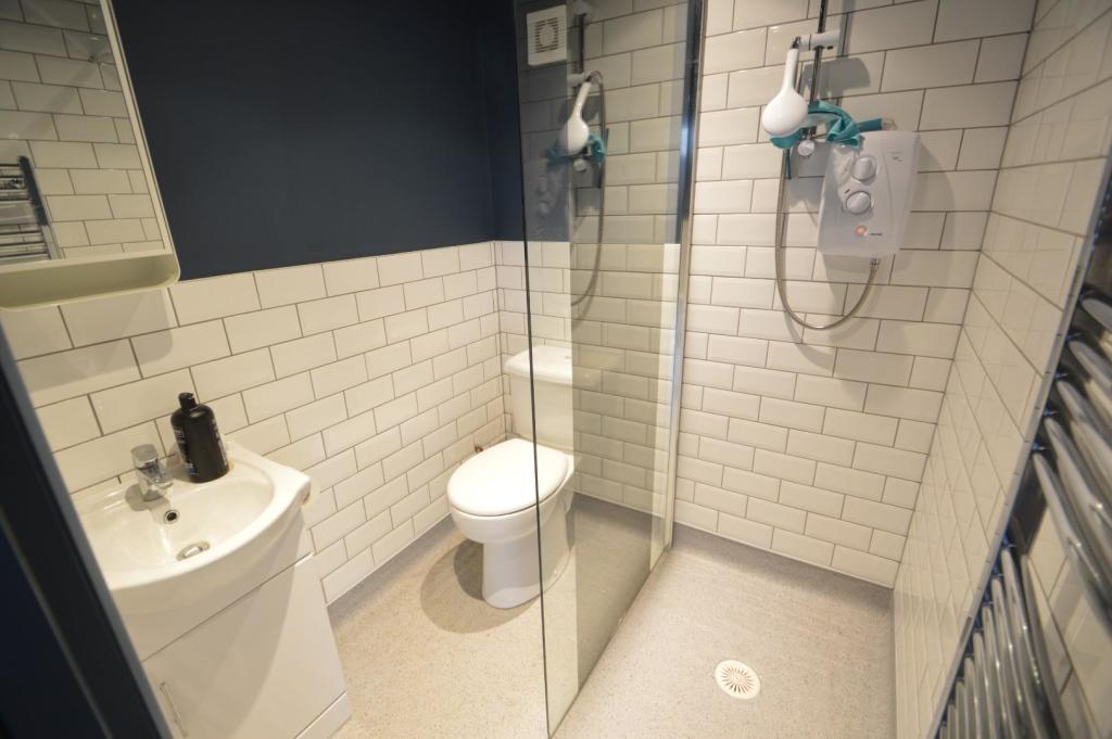 Stone's Throw ensuite to games room and bar.JPG