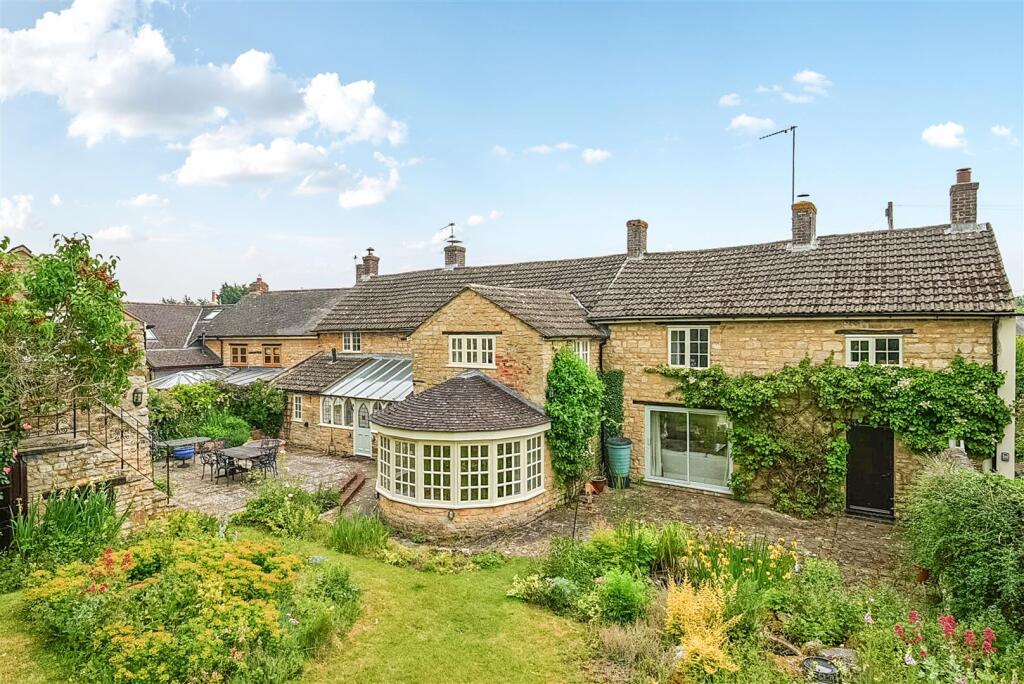 Bricklayers Cottage, 11 Careys Road, Pury End (2) 