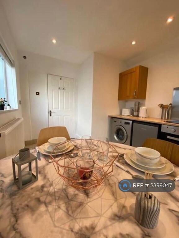 Kitchen (Plates &amp; Kitchen Ware Not Included)