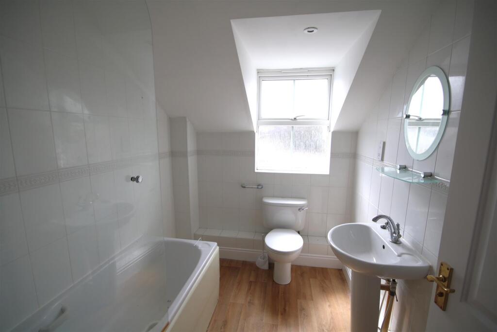 Family Bathroom a.JPG