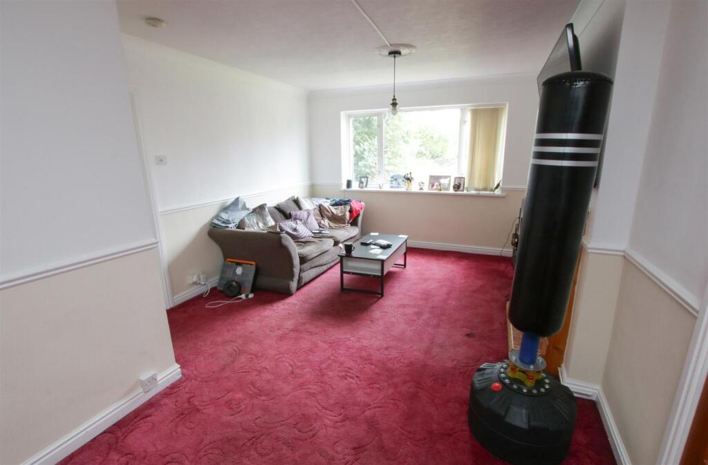 OPEN PLAN LOUNGE/ DINING AREA