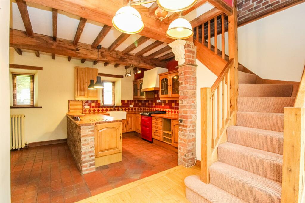 KITCHEN/SITTING ROOM