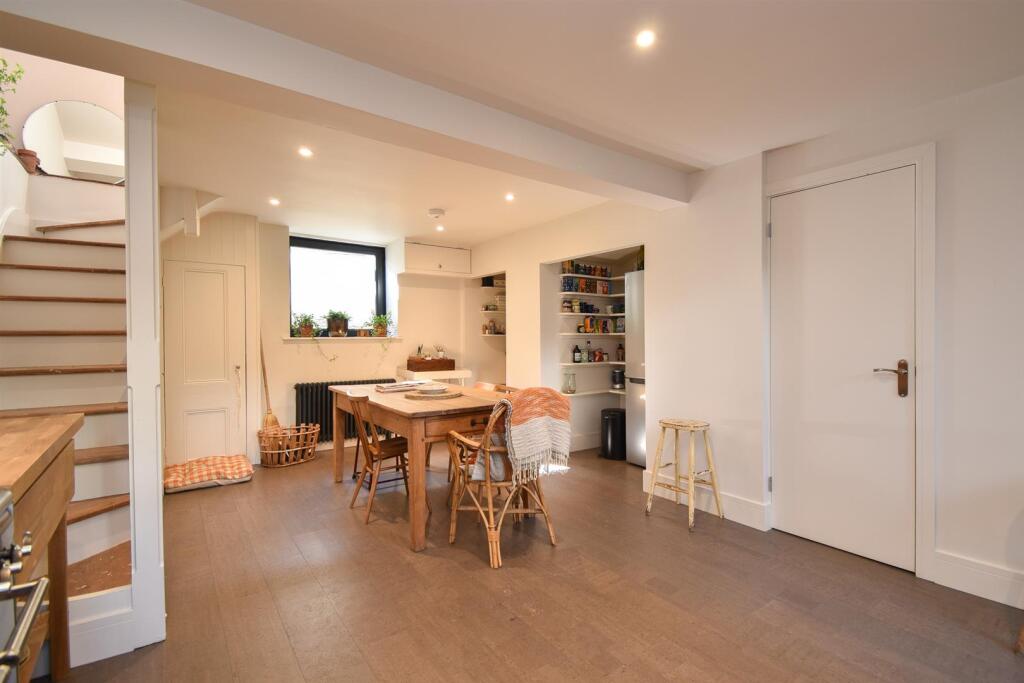 Eat-in kitchen