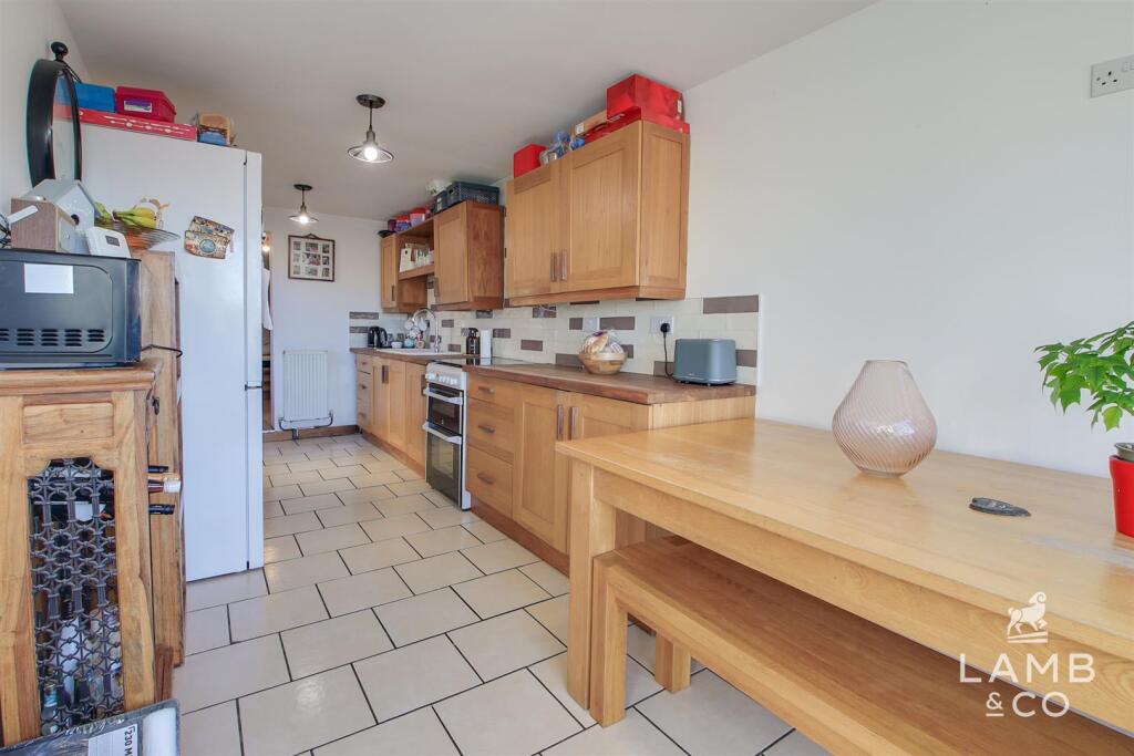 KITCHEN/DINING ROOM