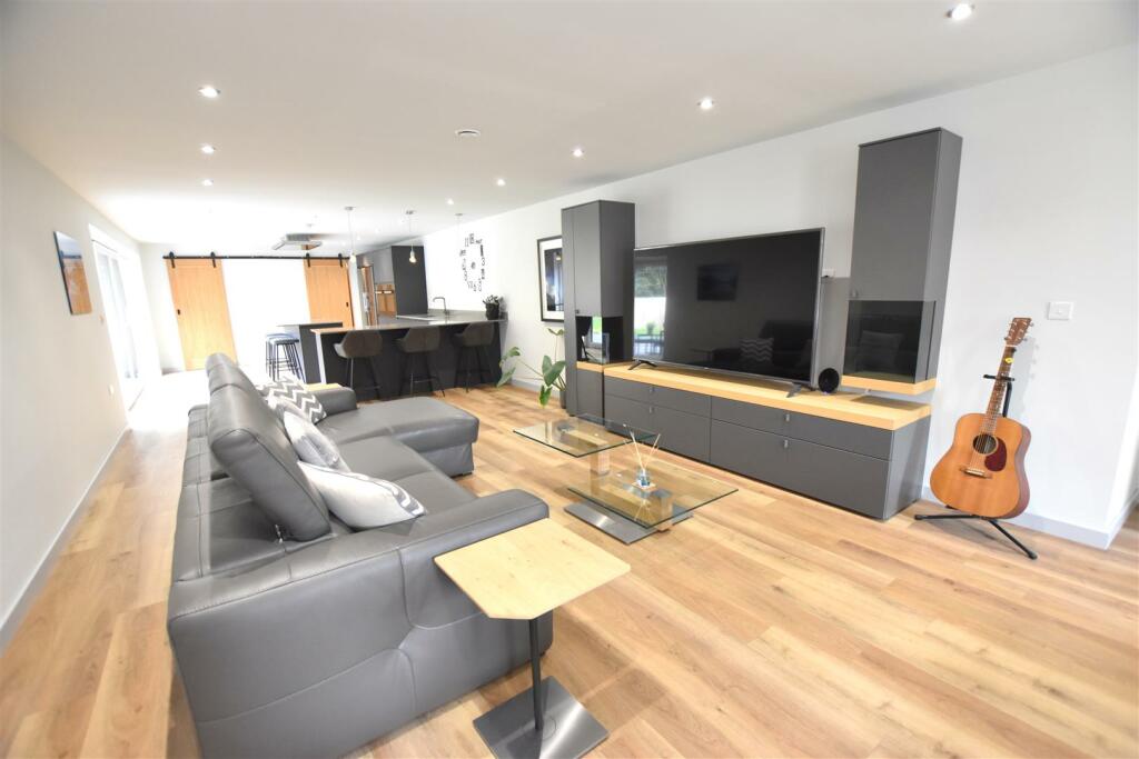 DINING AND SEATING AREA PHOTO