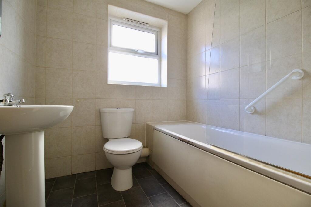Modern+bathroom+suit