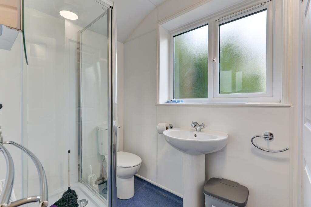 28 Gordon Road Bathroom (2)