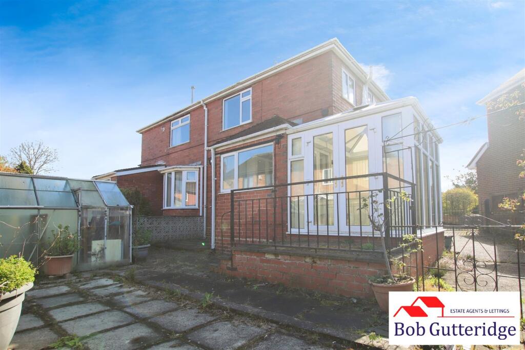 ENCLOSED REAR GARDEN