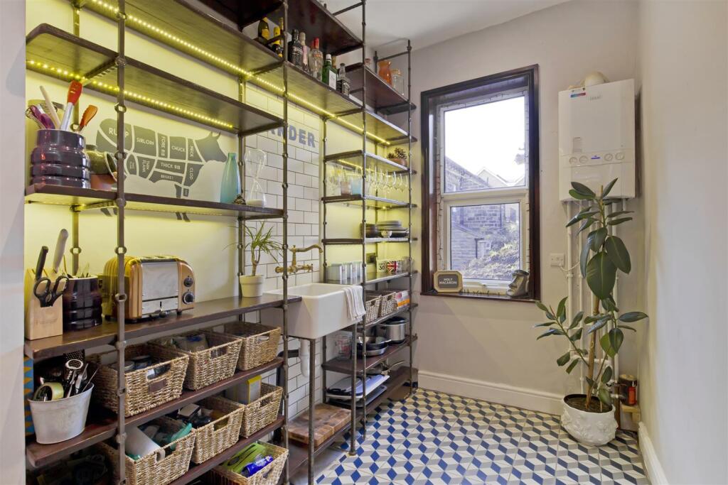 Kitchen 2.jpg