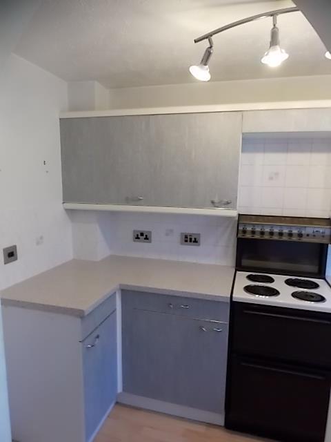 9 Manor court - kitchen 2.jpg