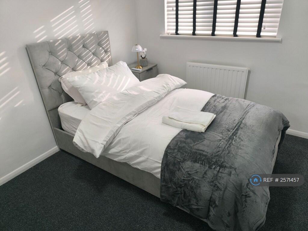Large Single Room + Wardrobe 