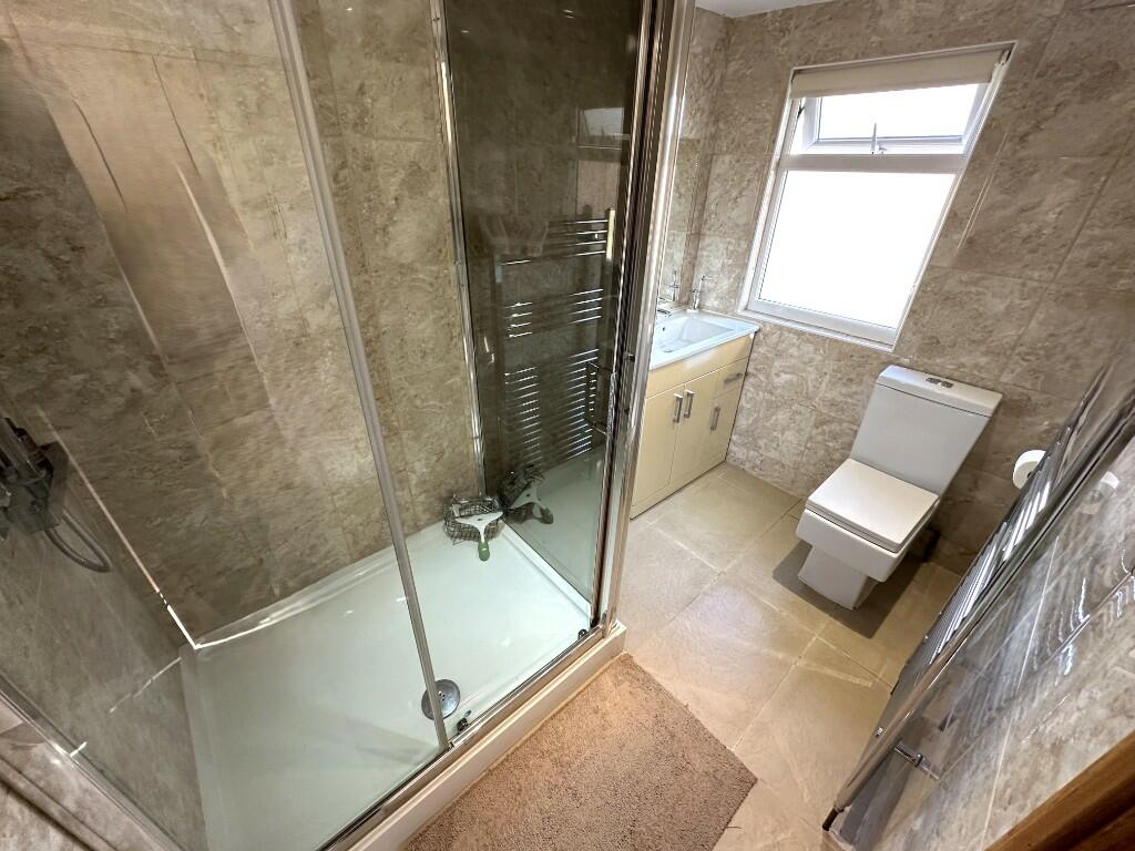 EN-SUITE SHOWER ROOM