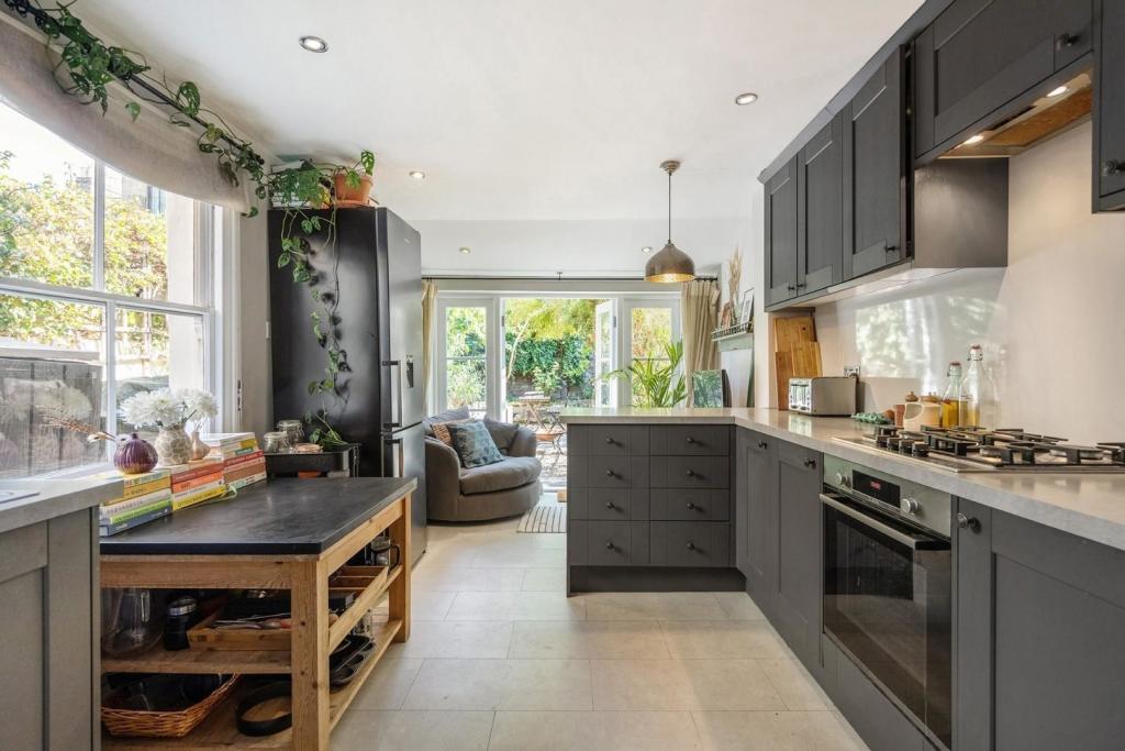 Kitchen (2).jpg