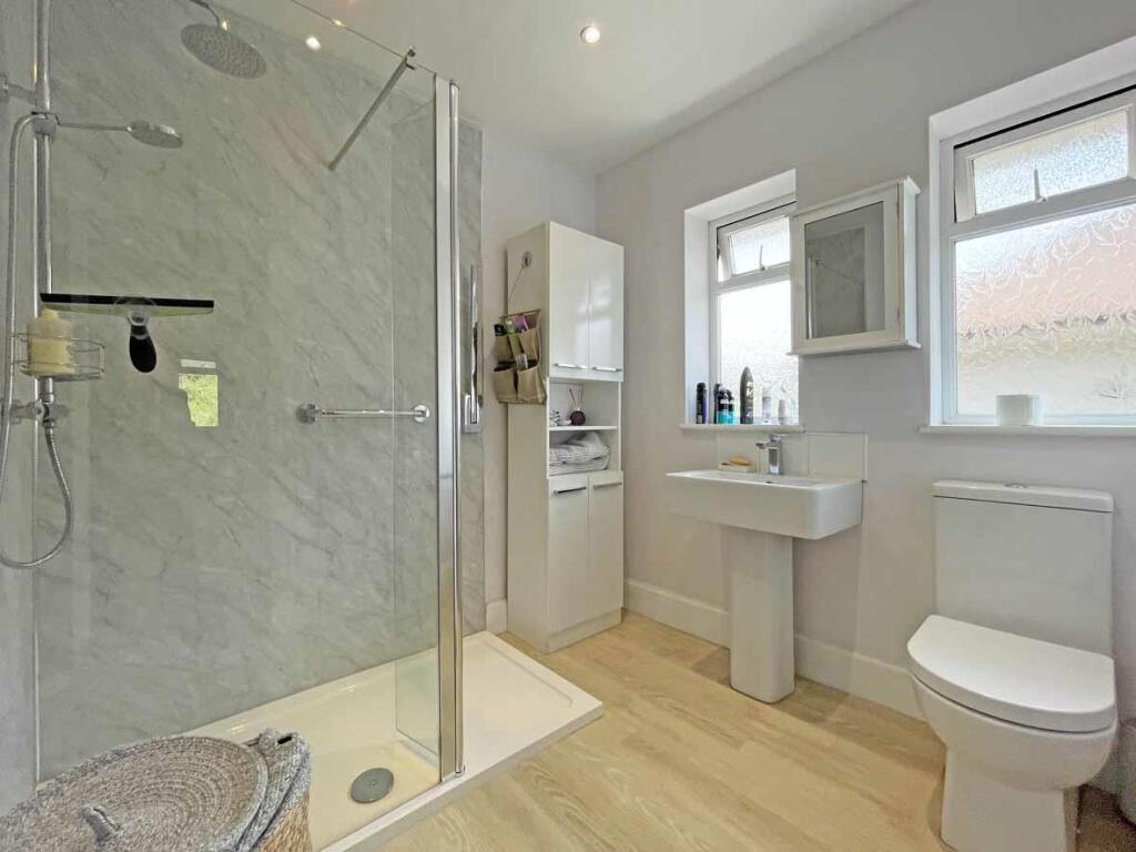 Central Park Avenue 11 - Shower Room.jpg