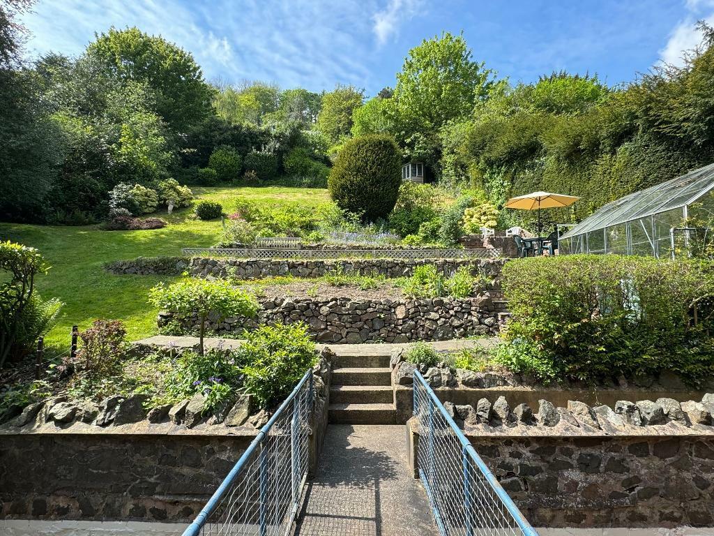 Large garden, easy to enjoy and utilise
