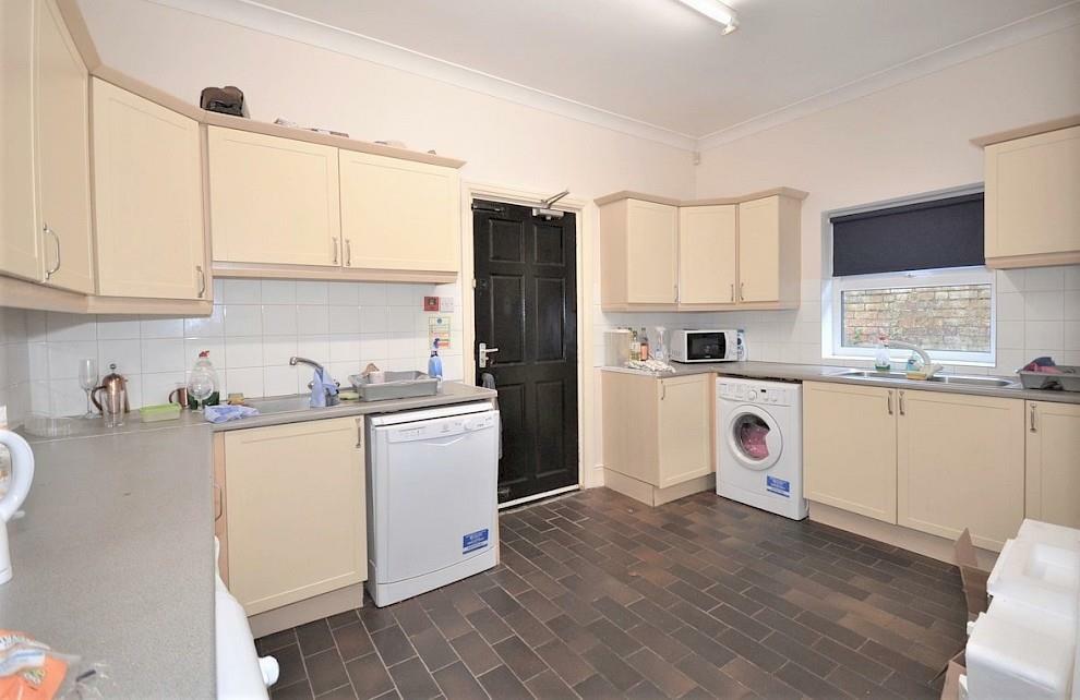 47-broomgrove-rd-utility-room.990x0.jpg